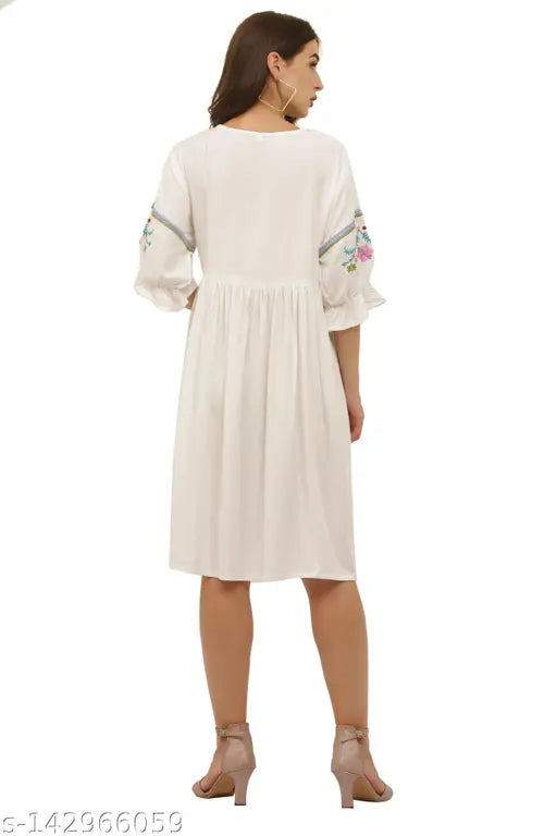 Women's Off-White Embroidered Round Neck Kurta: Best Valentine's Day Gifts for Women